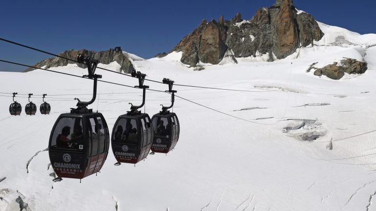 Os teleféricos “Panorama Monte Branco” atravessam os glaciares do Vale Branco