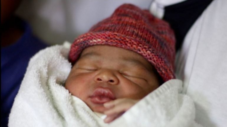 O bebé chama-se Newman Otas e a sua nacionalidade ainda está a ser discutida por ter nascido em alto mar