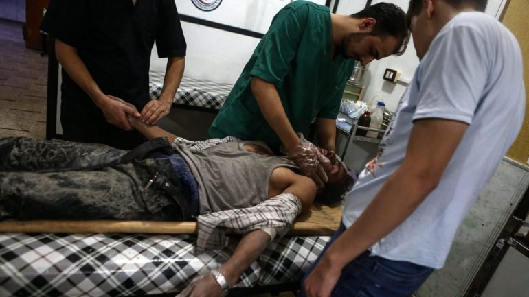 O balanço do Observatório Sírio dos Direitos Humanos, divulgado a 8 de agosto, era de 292.817 mortos no conflito