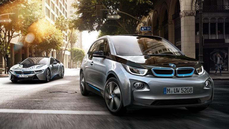 Oito dos directores de topo da BMW não irão, este ano, ao Salão Automóvel de Paris, uma vez que estarão a discutir internamente qual será o futuro do automóvel eléctrico no seio da marca