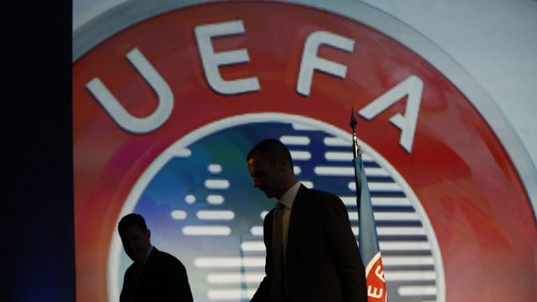 O primeiro-ministro da Eslovénia, Miro Cerar, convocou uma conferência de imprensa para felicitar o novo presidente da UEFA