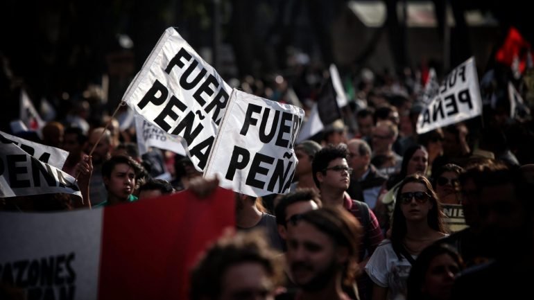 &quot;Peña Nieto inepto demite-te pelo bem do México!&quot; lia-se num dos cartazes empunhado pelos manifestantes