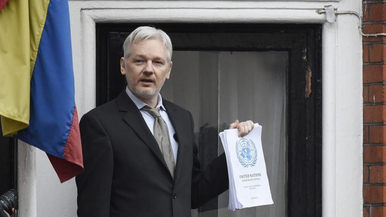 Assange estava asilado desde 2012 na embaixada do Equador em Londres