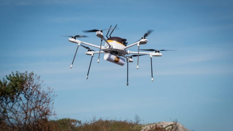 O drone é alimentado por uma bateria, e é capaz de voar sozinho, tem visão noturna e um sistema de comunicações seguro.