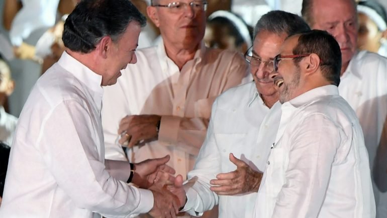 Juan Manuel Santos (à esquerda) na assinatura do acordo de paz com as FARC, no passado dia 26 de setembro