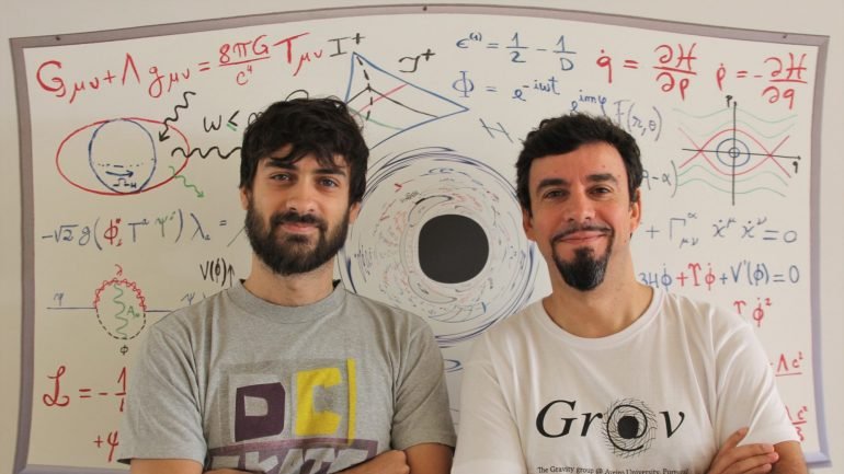 Os investigadores Nicolas Sanchis-Gual (Universidade de Valência) e Carlos Herdeiro (Universidade de Aveiro)