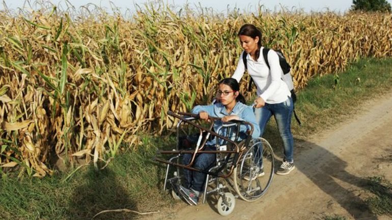 A irmã de Nujeen empurrou-a, na sua cadeira de rodas, através da Grécia, Macedónia, Sérvia, Croácia, Eslovénia, Áustria e Alemanha