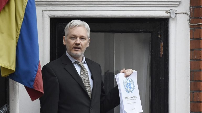 A ligação à internet de Assange foi &quot;intencionalmente cortada&quot; e foram ativados &quot;os planos de contingência apropriados&quot;, afirma o WikiLeaks