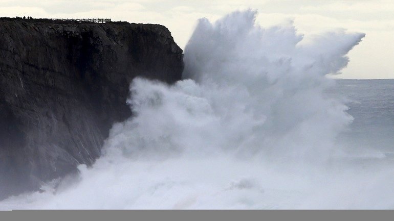 O Instituto Português do Mar e da Atmosfera prevê na costa ocidental ondas de oeste com 1,5 a 2 metros