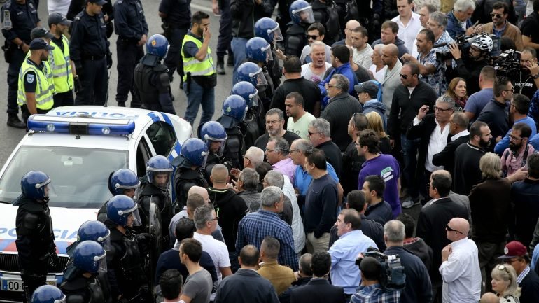 Durante o protesto dos taxistas, a PSP deteve dois homens junto à Rotunda do Relógio e outro junto ao aeroporto de Lisboa