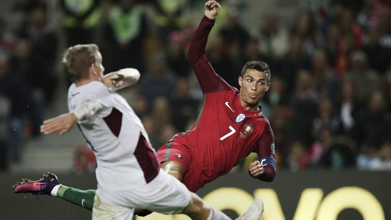 Acrobacia de Ronaldo, com a língua de fora: eis o 3-1 à Letónia