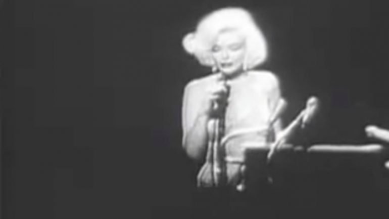 O vestido que Marilyn Monroe usou para cantar o &quot;Happy Birthday Mr President&quot;, em 1962, foi a peça de roupa mais cara alguma vez vendida em leilão