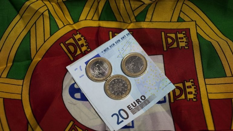 No último leilão de Obrigações do Tesouro comparável a cinco anos, a 26 de outubro, o IGCP colocou 1.000 milhões de euros a uma taxa de juro de 1,75%