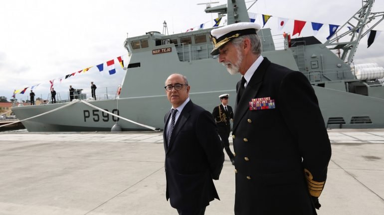 Macieira Fragoso, CEMA cessante, com o ministro da Defesa, Azeredo Lopes, na Base Naval do Alfeite