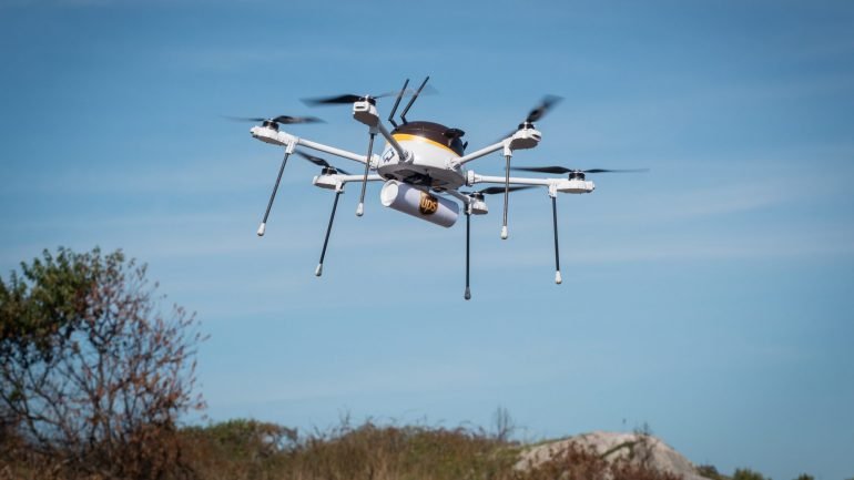 Os drones vão ter de voar sempre com luzes de identificação ligadas, à noite ou de dia
