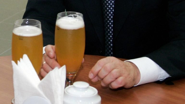 A cerveja surgiu na vida dos russos como uma alternativa à vodca que parece estar a ajudar no aumento da esperança de vida