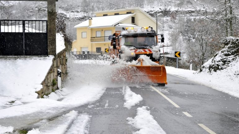 A queda de neve tinha obrigado ao corte da Estrada Nacional 321, entre Castro Daire e Cinfães, e da Estrada Municipal 553, entre Felgueiras e Feirão (Resende)