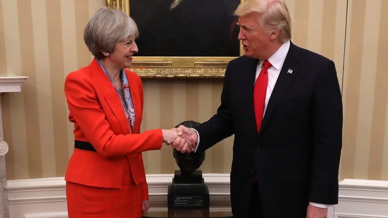 Theresa May é a primeira governante a visitar o atual presidente dos Estados Unidos da América