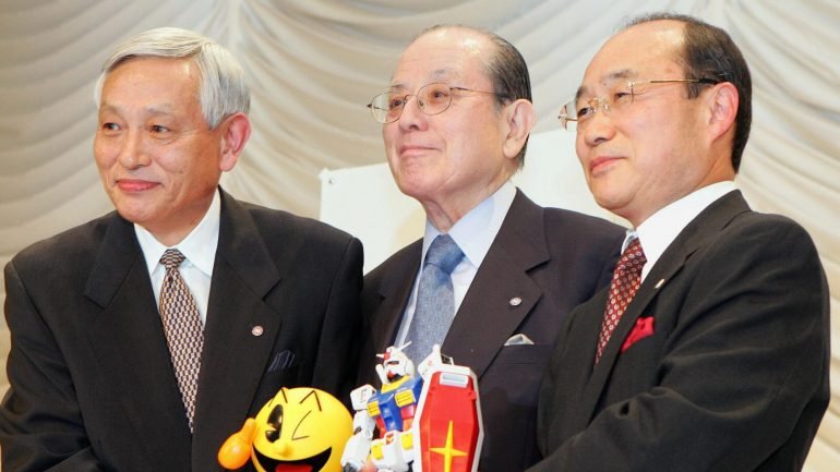 Na imagem,  Masaya Nakamura (ao centro), acompanhado pelo presidente da Bandai e pelo vice presidente da Namco.
