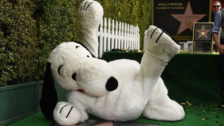 O cão Snoopy é uma das personagens icónicas dos desenhos animados Peanuts, uma criação de Charles Schulz.