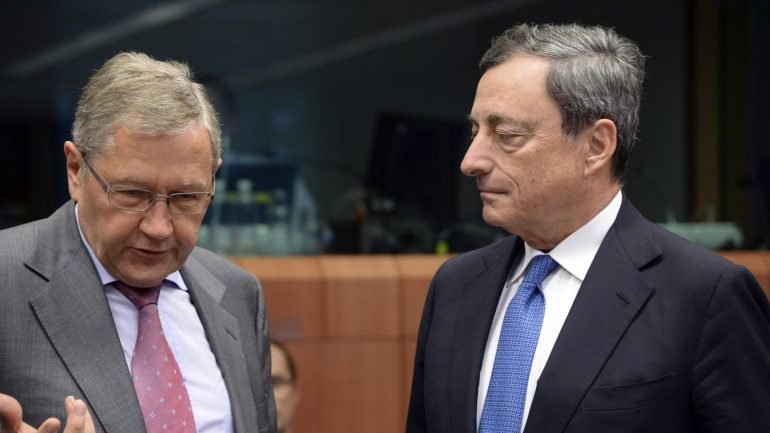 Klaus Regling, à esquerda de Mario Draghi, é o presidente do Mecanismo Europeu de Estabilidade.