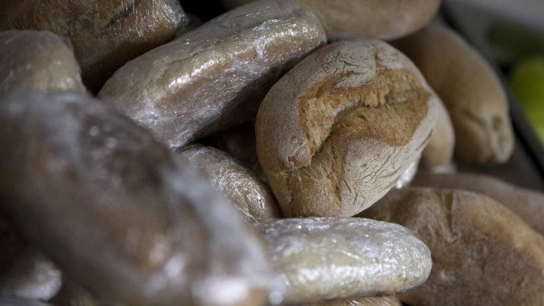 Para o estudo foram analisados pães de cinco padarias que serviam de controlo, tendo-se selecionado outras cinco para fazer uma intervenção com o propósito de reduzir ainda mais o sal na confeção, sem alterar outros elementos