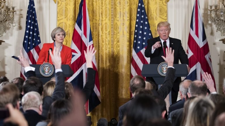 Theresa May e Donald Trump durante a visita da primeira-ministra do Reino Unido à Casa Branca, em janeiro