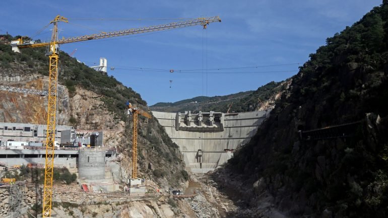 A implementação dos seis geradores que vão produzir eletricidade implicou a construção de outros tantos túneis subterrâneos numa extensão total de 12 quilómetros