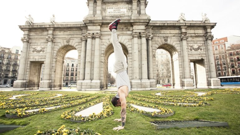 Patrick Beach pratica duas horas de ioga todos os dias, seja no quarto de hotel ou nos monumentos históricos de Madrid.