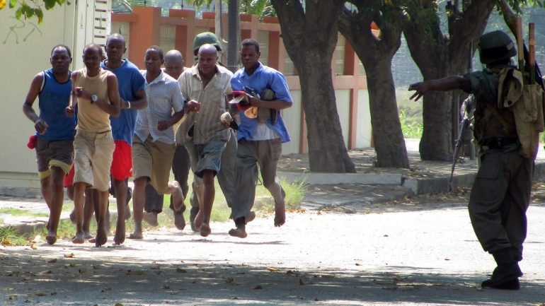 A AI observa ainda que as autoridades moçambicanas recusaram-se a assumir a existência de cerca de 10 mil refugiados de guerra moçambicanos obrigados a procurar abrigo no Malaui