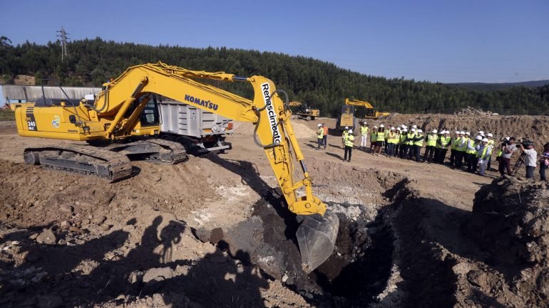 Uma escavadora procede à remoção de resíduos tóxicos da mina de São Pedro da Cova JOSÉ COELHO/LUSA