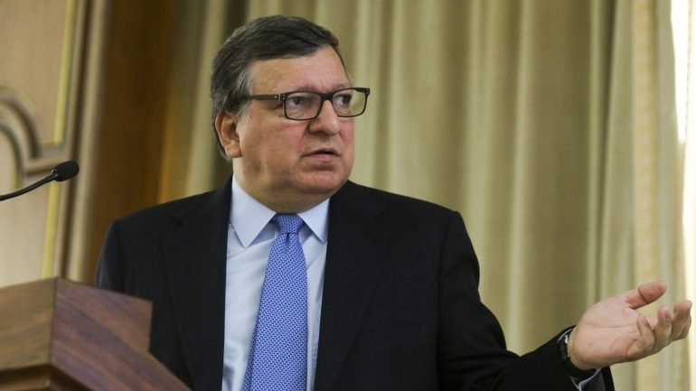 Durão Barroso nega que Jorge Sampaio tenha sido o último a saber. &quot;Na realidade, foi a primeira pessoa a saber&quot;, diz