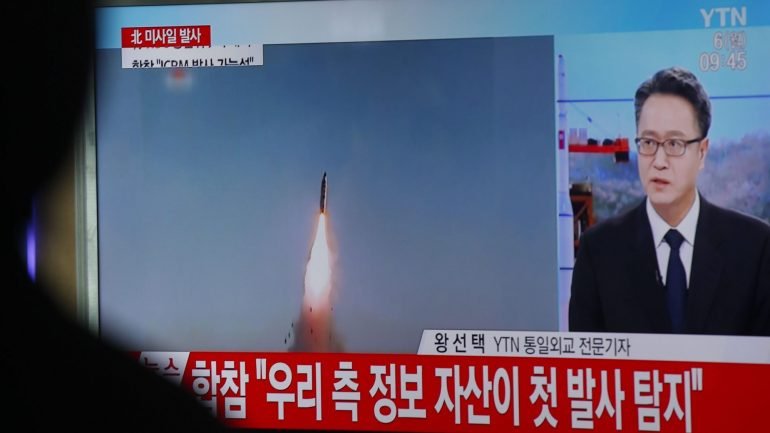 Este novo teste ocorre num clima de plena escalada de tensão na península coreana devido ao mais recente ensaio do regime liderado por Kim Jong-un, realizado a 6 de março