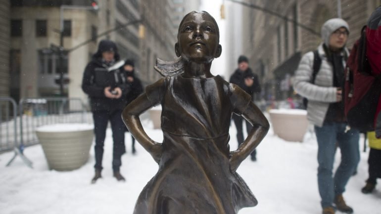 A estátua simboliza a necessidade de mais liderança no feminino e combate à desigualdade de género