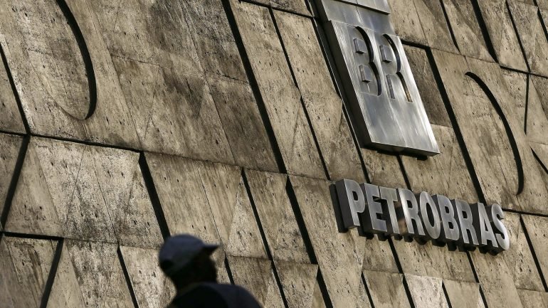 No final do mês passado, a Petrobras apresentou um prejuízo líquido de 4,4 mil milhões de euros