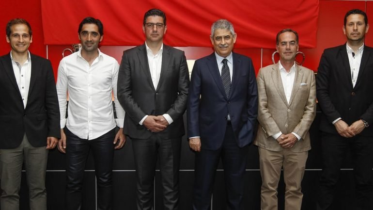 Rui Vitória e Luís Filipe Vieira oficializaram esta sexta-feira a renovação de contrato por mais dois anos até 2020