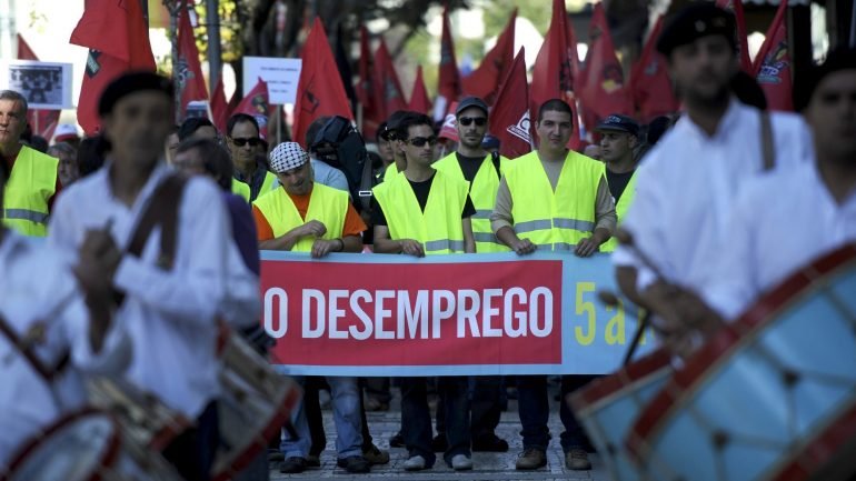 Em Portugal, a taxa de desemprego entre os jovens desceu também de 24,3% de fevereiro para 23,3% de março.