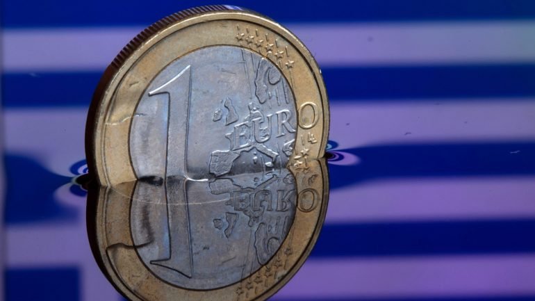 O ministro das finanças grego disse &quot;estar certo&quot; de que o acordo vai permitir à Grécia obter um compromisso dos credores sobre medidas para permitir o alívio da dívida