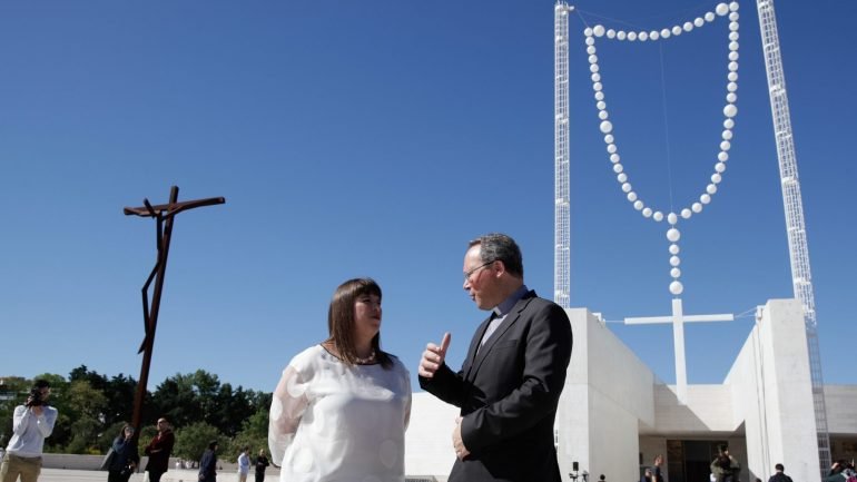 O terço gigante, inaugurado hoje, irá iluminar-se no dia 12 de maio quando o Papa entrar no no Santuário de Fátima