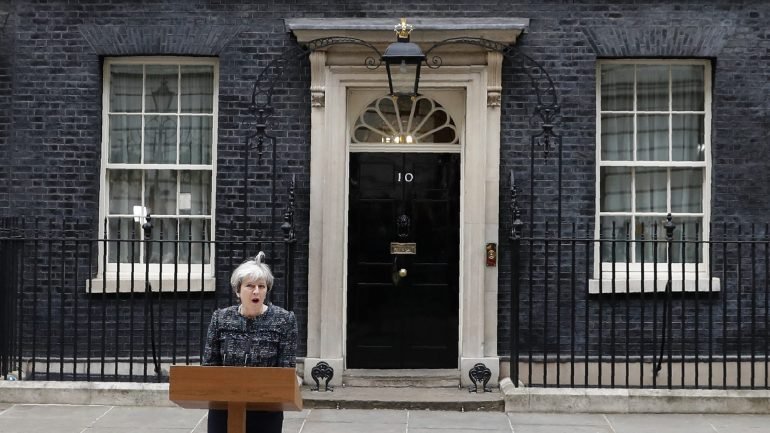 May falava aos jornalistas em frente ao número dez de Downing Street