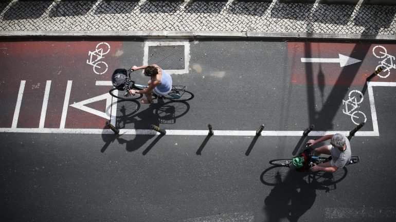 Os ciclistas que não respeitem um sinal de STOP pode perder quatro pontos na carta