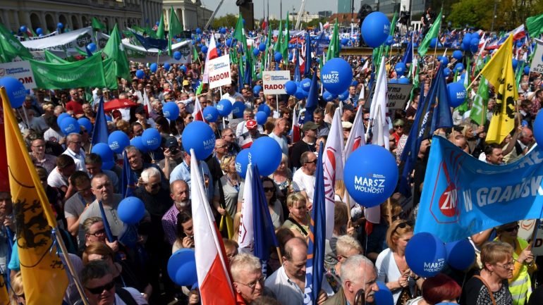 Cerca de 50 mil pessoas encheram o centro da cidade, respondendo ao apelo do partido de centro direita Plataforma Cidadã