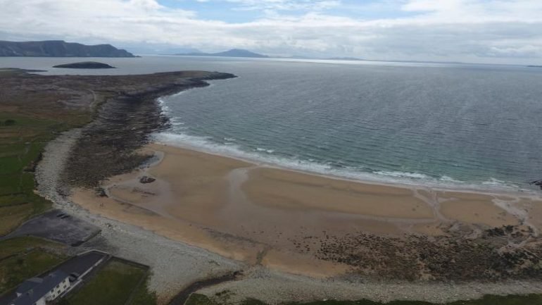 Achill é uma península remota do oeste Irlandês que viu  muitos dos negócios locais fechar depois da praia ter sido reduzida a &quot;piscinas&quot; de rochas.