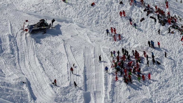 A imagem mostra uma operação de salvamento realizada em março na região dos Alpes