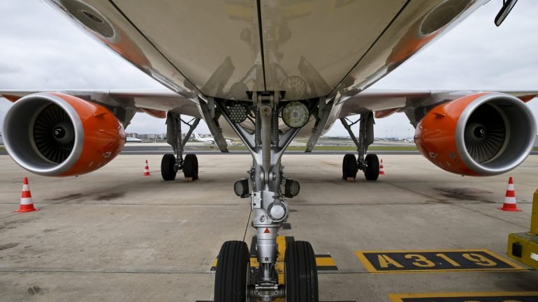O sistema de abastecimento de combustível ao aeroporto de Lisboa é da responsabilidade do Grupo Operacional de Combustíveis