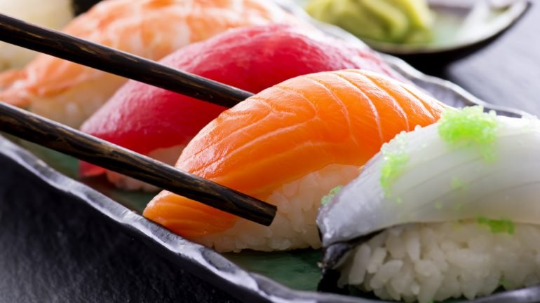 A maioria dos restaurantes de sushi servem peixe fresco para manter as propriedades