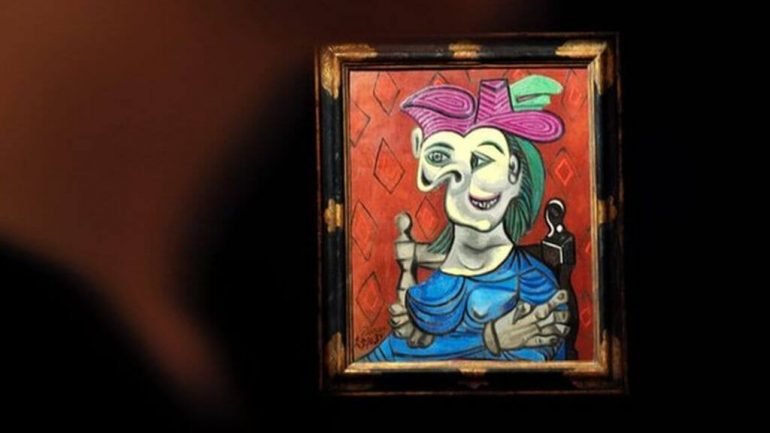 A mulher representada no retrato cubista trata-se de Dora Maar, fotógrafa e artista, e um dos muitos amores do pintor e escultor.
