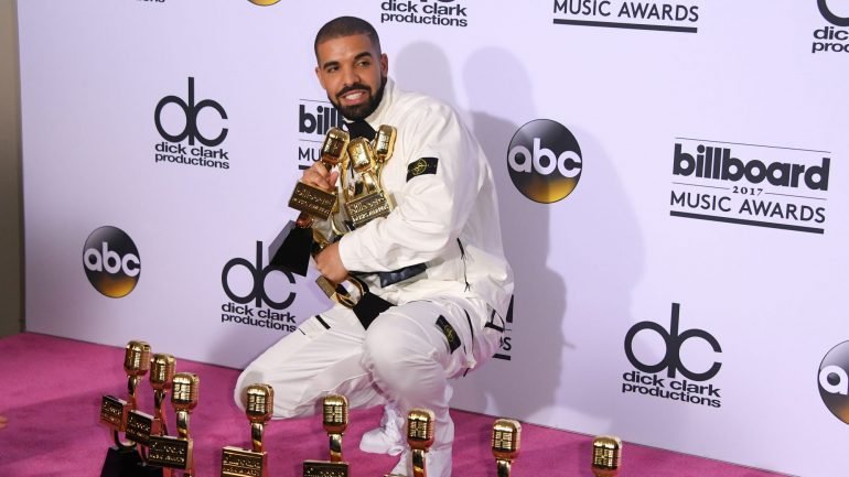 Drake foi o grande vencedor da noite, arrecadando treze estatuetas, entre elas &quot;Artista do Ano&quot; e &quot;Melhor Artista Masculino&quot;