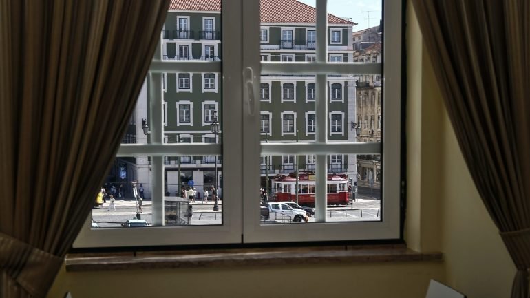 Em Lisboa, há 8.147 registos no alojamento local, mas presidente da APEL diz que pagamento de mais-valias é &quot;obstáculo&quot; à legalização