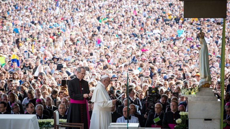 O Papa Francisco esteve junto à imagem de Nossa Senhora de Fátima, onde rezou em silêncio durante largos minutos